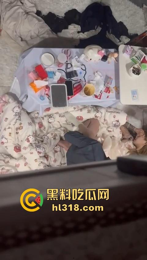 骚逼精神小妹把男朋友带回宿舍打炮,席地而坐直接猛插,现场鲜艳无比,妹子上铺室友看得逼都快湿了!-8