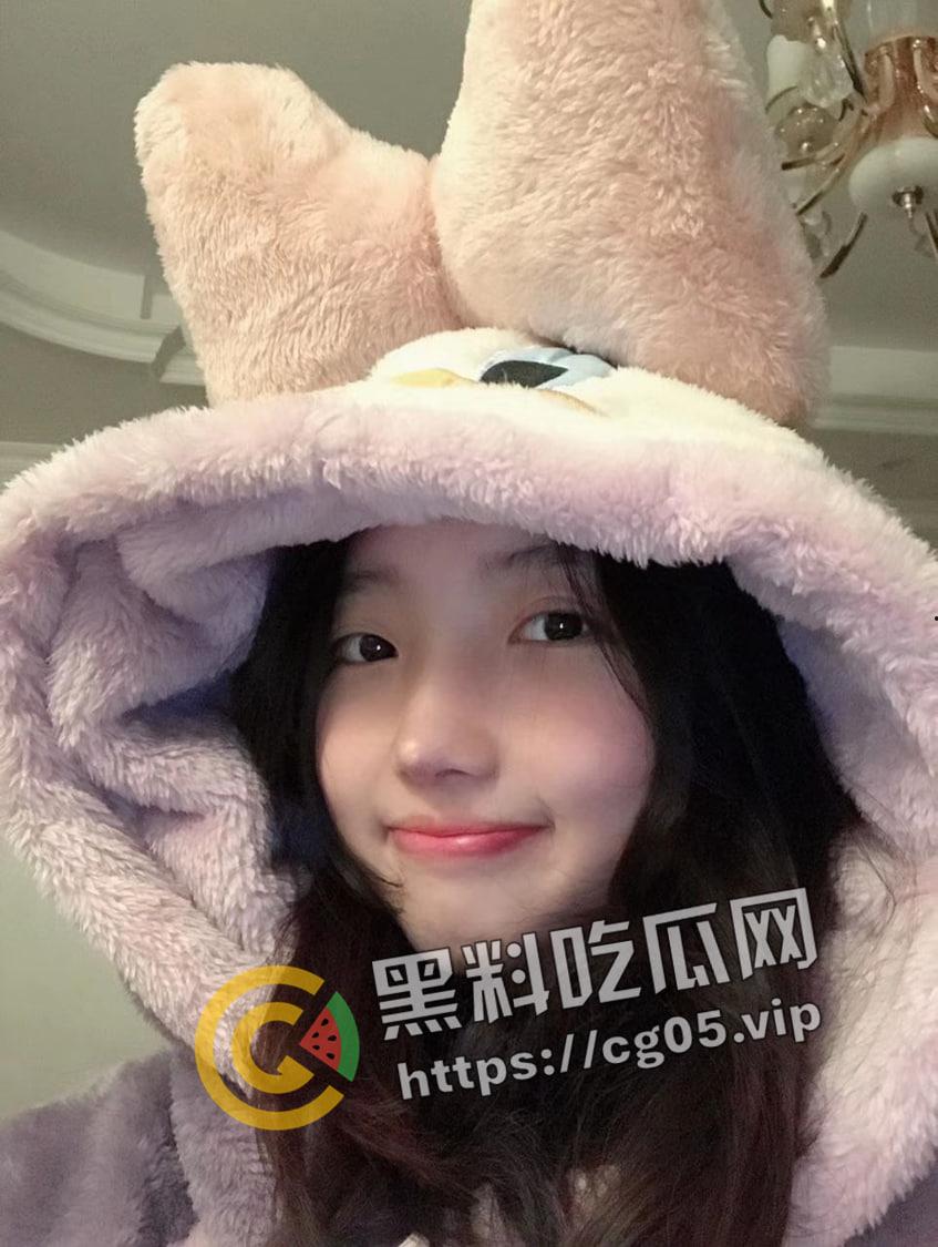 瓜友投稿!自己女神被猪拱了 因爱生恨将其视频流出 甜美妹子被肥猪暴击 惨叫连连-1