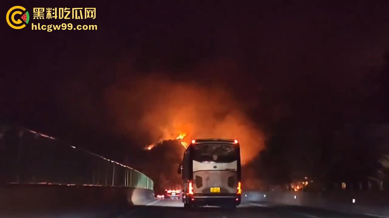 山火频发!肇庆四会下帅出中州方向突发森林火灾,火势蔓延极快,现场堪称恐怖炼狱。-2