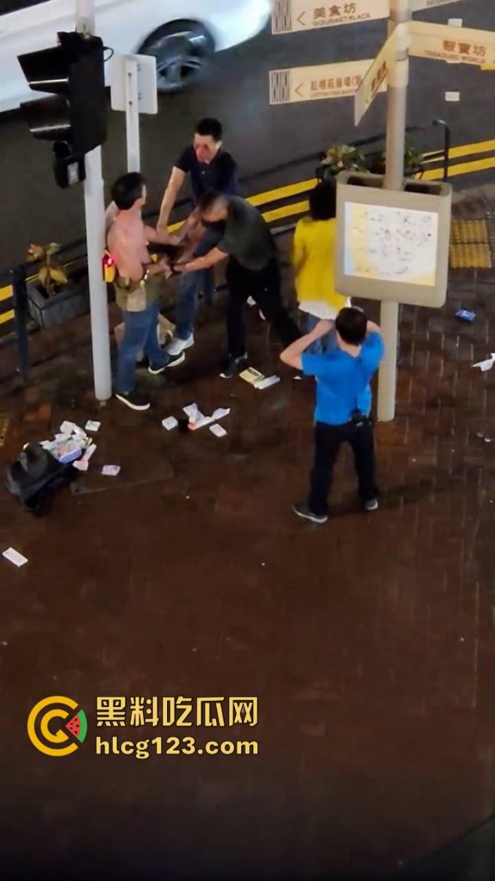 小偷夫妻挺猖狂!【黄埔新天地AEON】惊现“拿”货男女 被保安当众“打包”带走 丢人丢到家了!-1