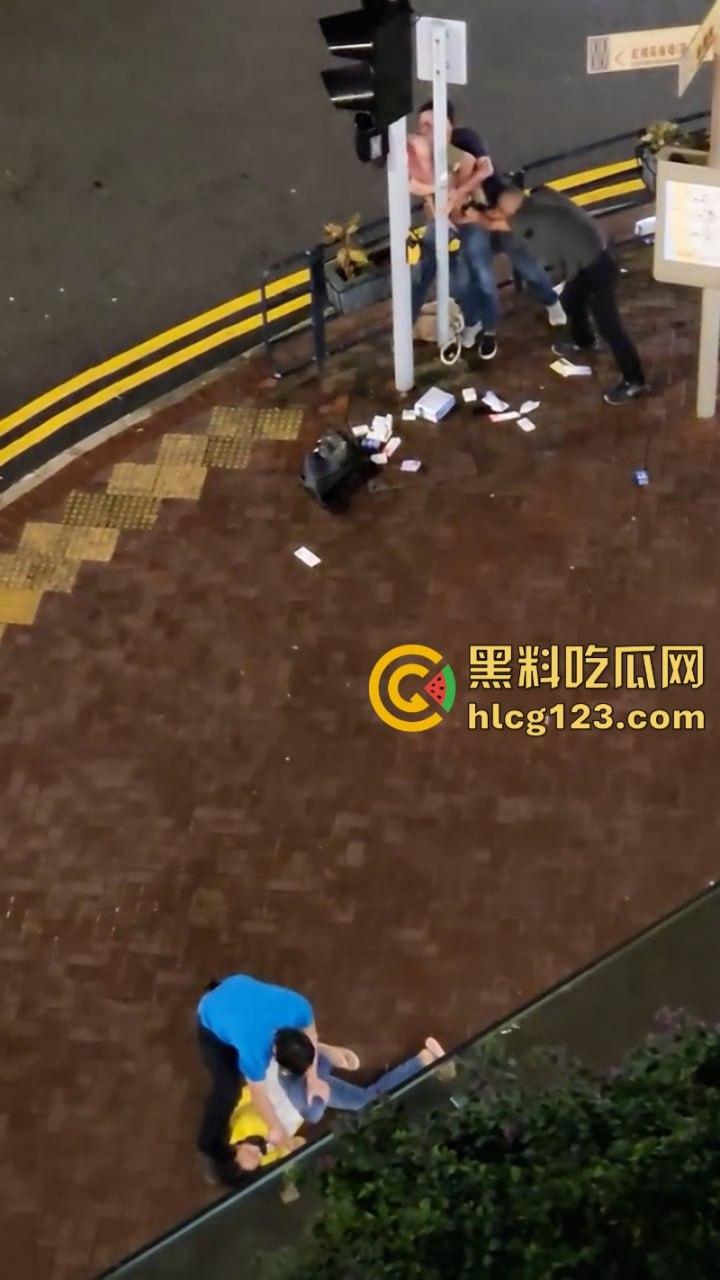 小偷夫妻挺猖狂!【黄埔新天地AEON】惊现“拿”货男女 被保安当众“打包”带走 丢人丢到家了!-4