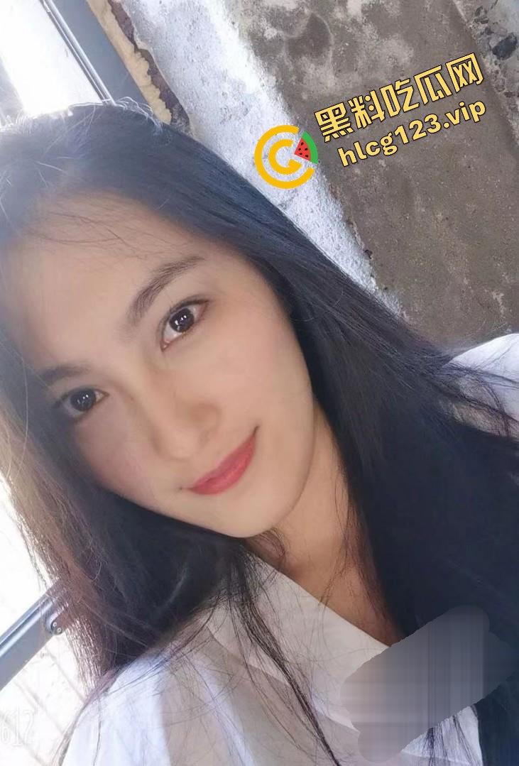 真实情侣泄密!反差婊眼镜娘驾驶位摸奶挑逗,居家打电话打飞机,全程骚到爆!-1