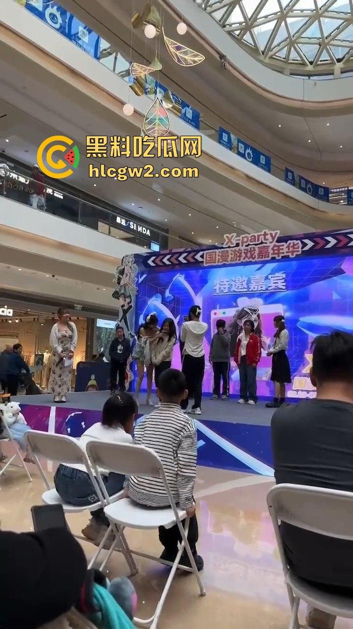 杭州某商场为了流量不择手段!烧鸡表演毒害下一代,家长怒斥要严惩!-3