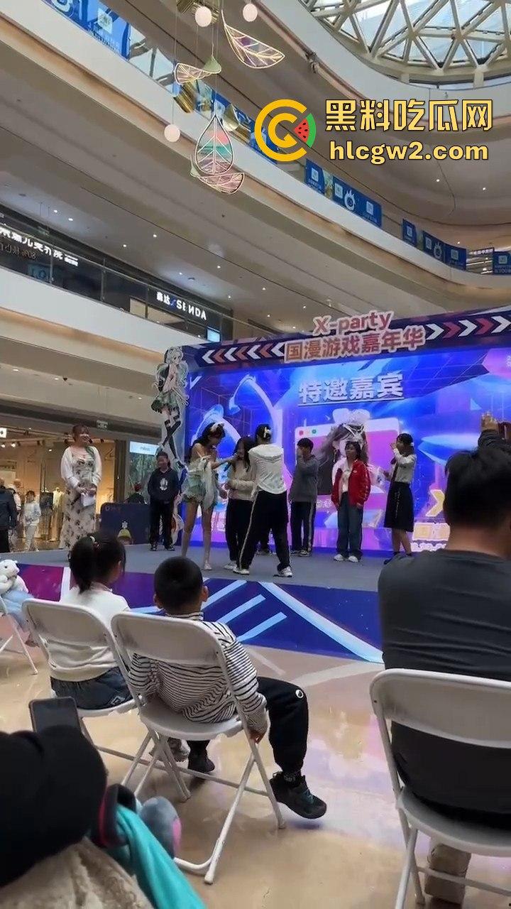 杭州某商场为了流量不择手段!烧鸡表演毒害下一代,家长怒斥要严惩!-6