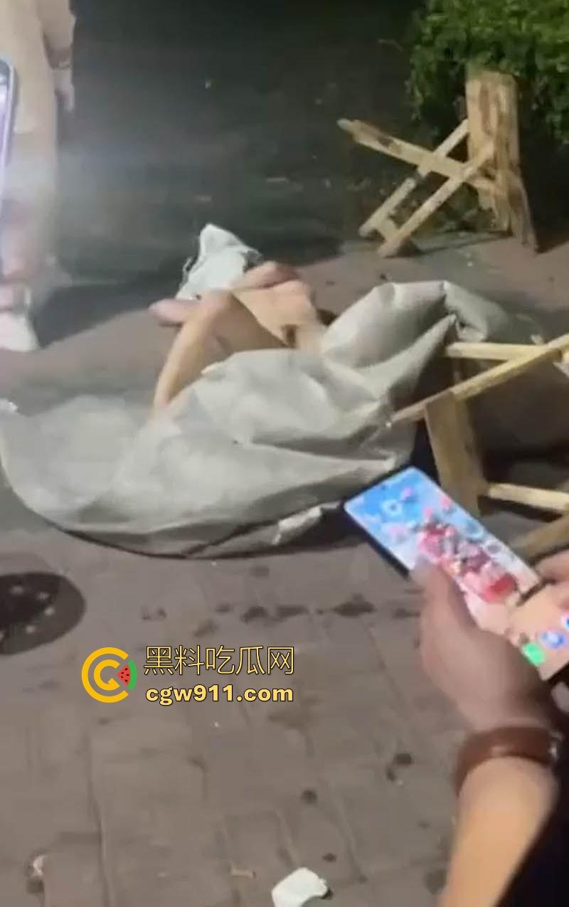 醉酒女深夜脱衣闹事视频流出,豪乳翘臀野外狂奔,小骚逼一览无遗,被路人围观录视频!-5