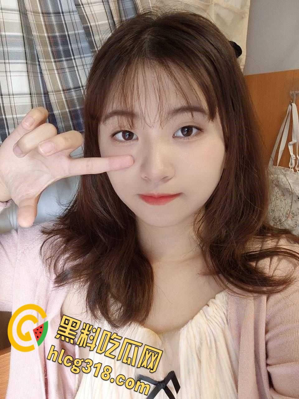 厦门华侨大学【曾潇】反差学生妹,吸舔榨精口活超棒,落地窗前粉嫩小穴被玩喷,饥渴难耐的样子真淫荡!-2