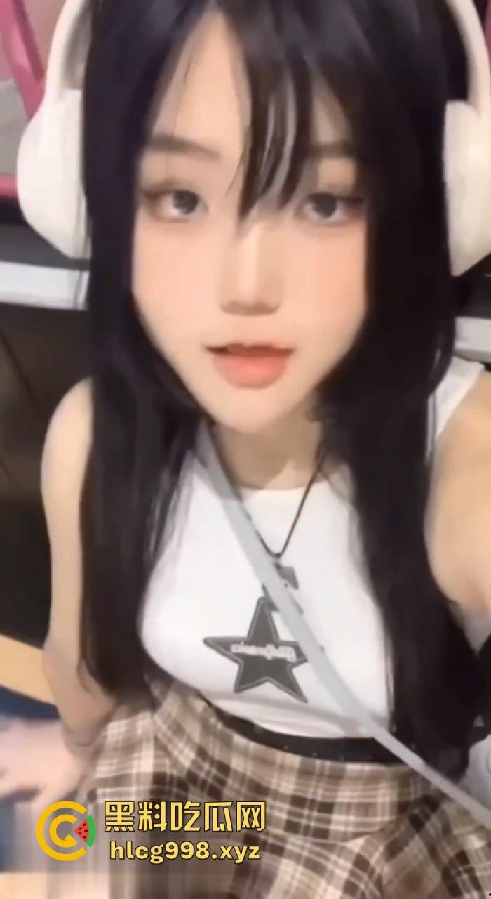 贵阳职业学院【粟媛】卖逼求票上位会长,性瘾大开四处约炮解火!骚逼一天不草就痒得难受!-1