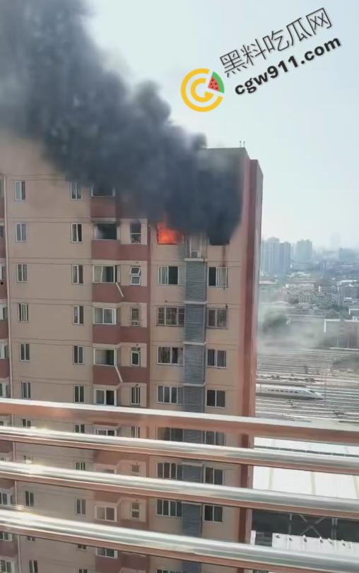 南京金恒花园12幢惊爆!热火燎天,居民命丧浓烟滚滚!燃气泄漏引发惨剧,造成1死2伤,居家安全引发热论-3