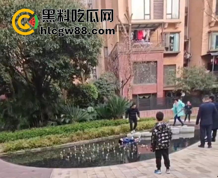 重庆渝北龙湖U城喷泉池变电击池，小孩戏水遭遇十万伏特狂电，现场惨叫连连，一死一伤家属哭晕！-3