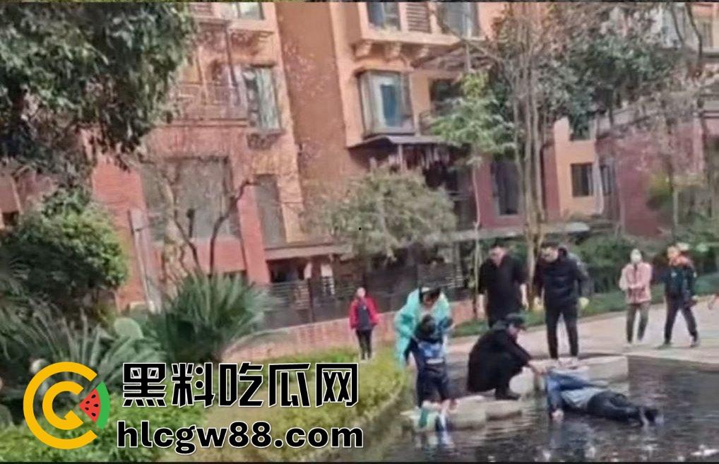 重庆渝北龙湖U城喷泉池变电击池，小孩戏水遭遇十万伏特狂电，现场惨叫连连，一死一伤家属哭晕！-7