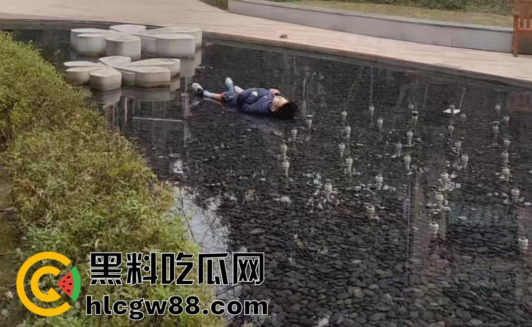 重庆渝北龙湖U城喷泉池变电击池，小孩戏水遭遇十万伏特狂电，现场惨叫连连，一死一伤家属哭晕！-8