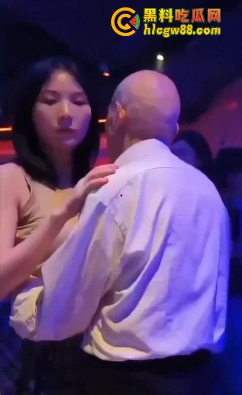 你大爷还是你大爷,退休不跳广场舞,直接拿退休金冲妹子,享受生活才是硬道理!-1