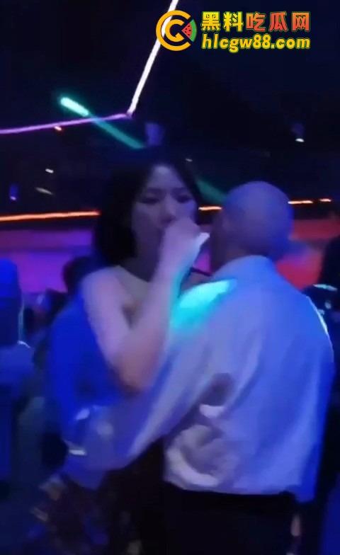 你大爷还是你大爷,退休不跳广场舞,直接拿退休金冲妹子,享受生活才是硬道理!-2