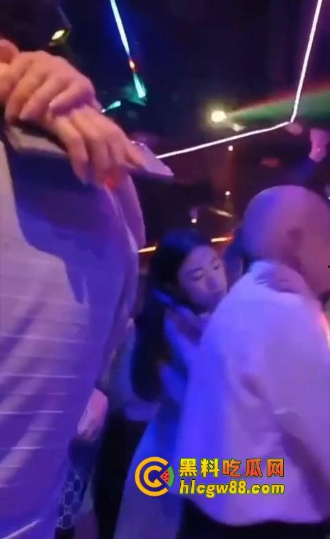 你大爷还是你大爷,退休不跳广场舞,直接拿退休金冲妹子,享受生活才是硬道理!-5