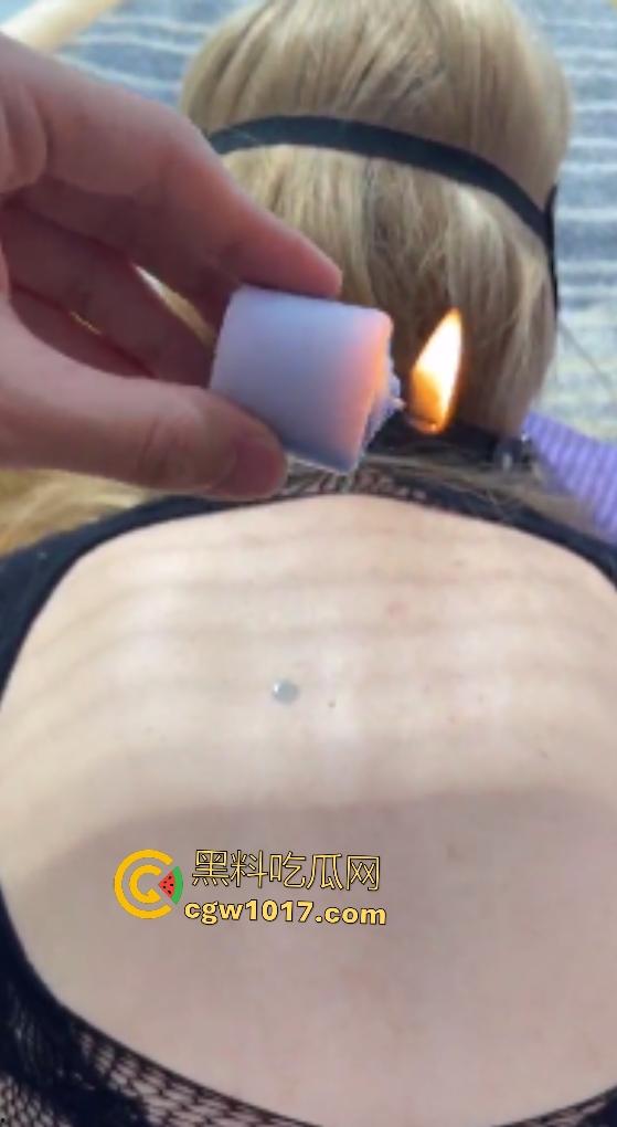 JK母狗被男友捆绑滴蜡调教,趴地不反抗还求操,发黄的酸爽臭脚足交,边操边用板子狠抽,屁股快打成蜜桃了!-3