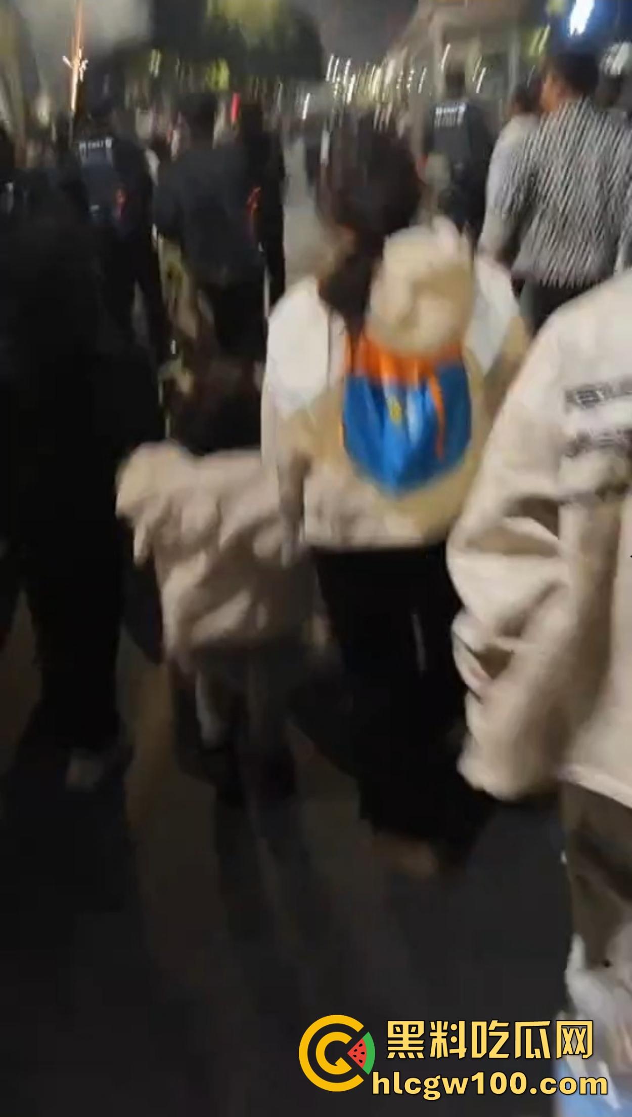 温州广场烟花事件搞笑收场,大半夜点烟花浪漫没享受多久,气氛没拉满,警察先到了,警察一到直接带走!-7