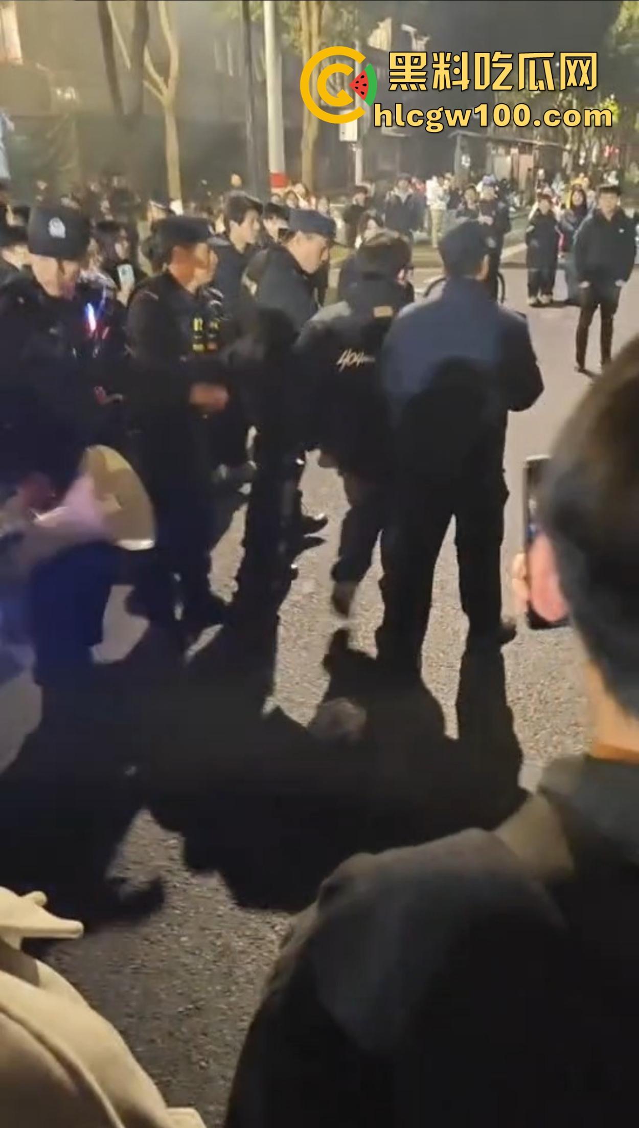 温州广场烟花事件搞笑收场,大半夜点烟花浪漫没享受多久,气氛没拉满,警察先到了,警察一到直接带走!-10