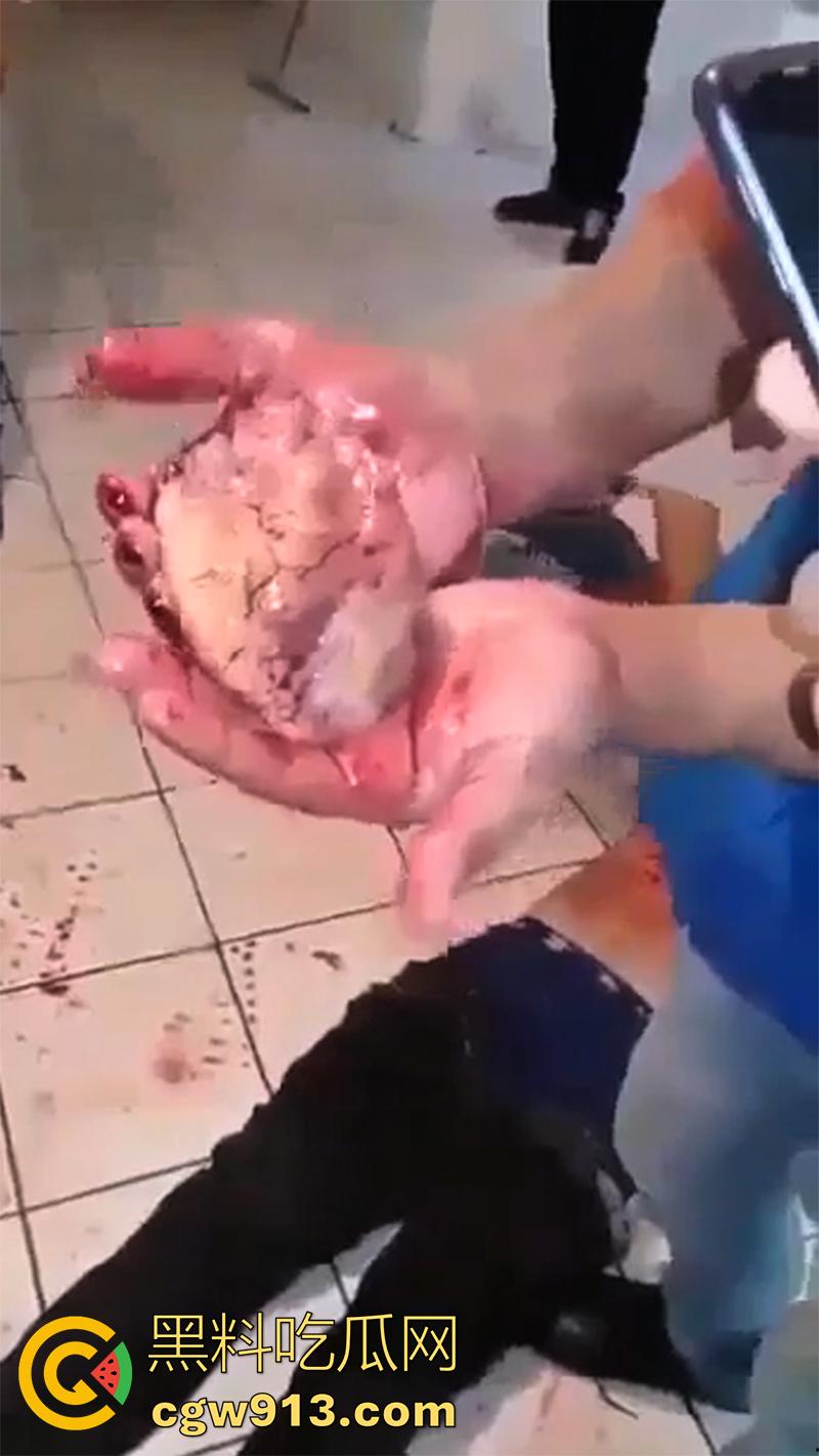 暗网流出墨西哥毒枭杀人现场,抓住其他帮派成员,直接挖出心脏,还在手中跳动,把头割下来当球踢!-1