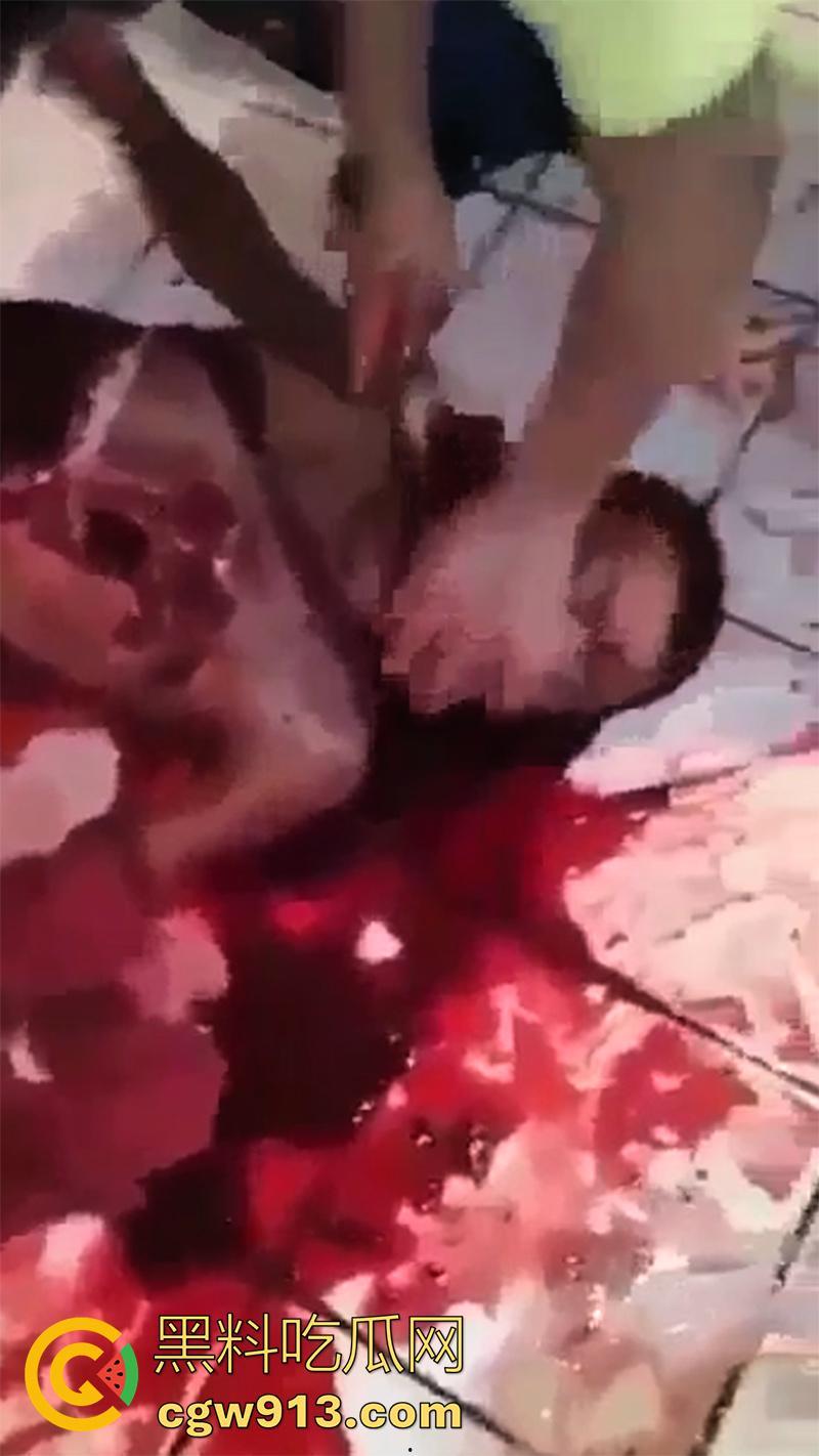 暗网流出墨西哥毒枭杀人现场,抓住其他帮派成员,直接挖出心脏,还在手中跳动,把头割下来当球踢!-2