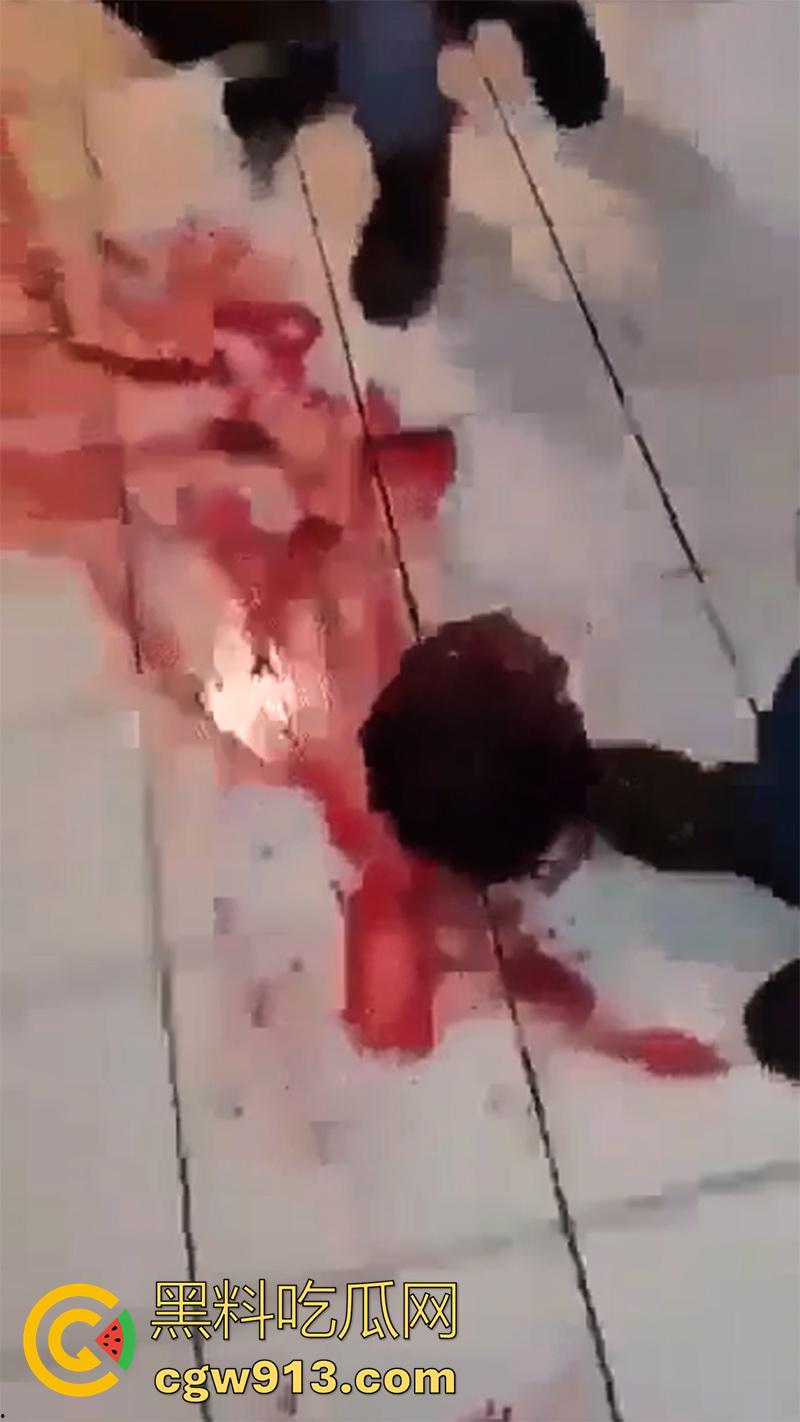 暗网流出墨西哥毒枭杀人现场,抓住其他帮派成员,直接挖出心脏,还在手中跳动,把头割下来当球踢!-6