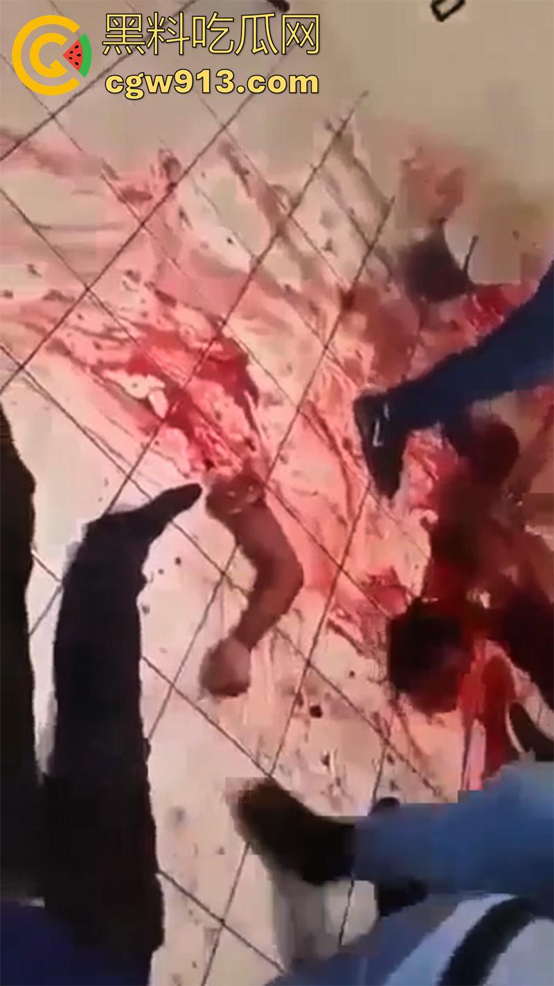 暗网流出墨西哥毒枭杀人现场,抓住其他帮派成员,直接挖出心脏,还在手中跳动,把头割下来当球踢!-8