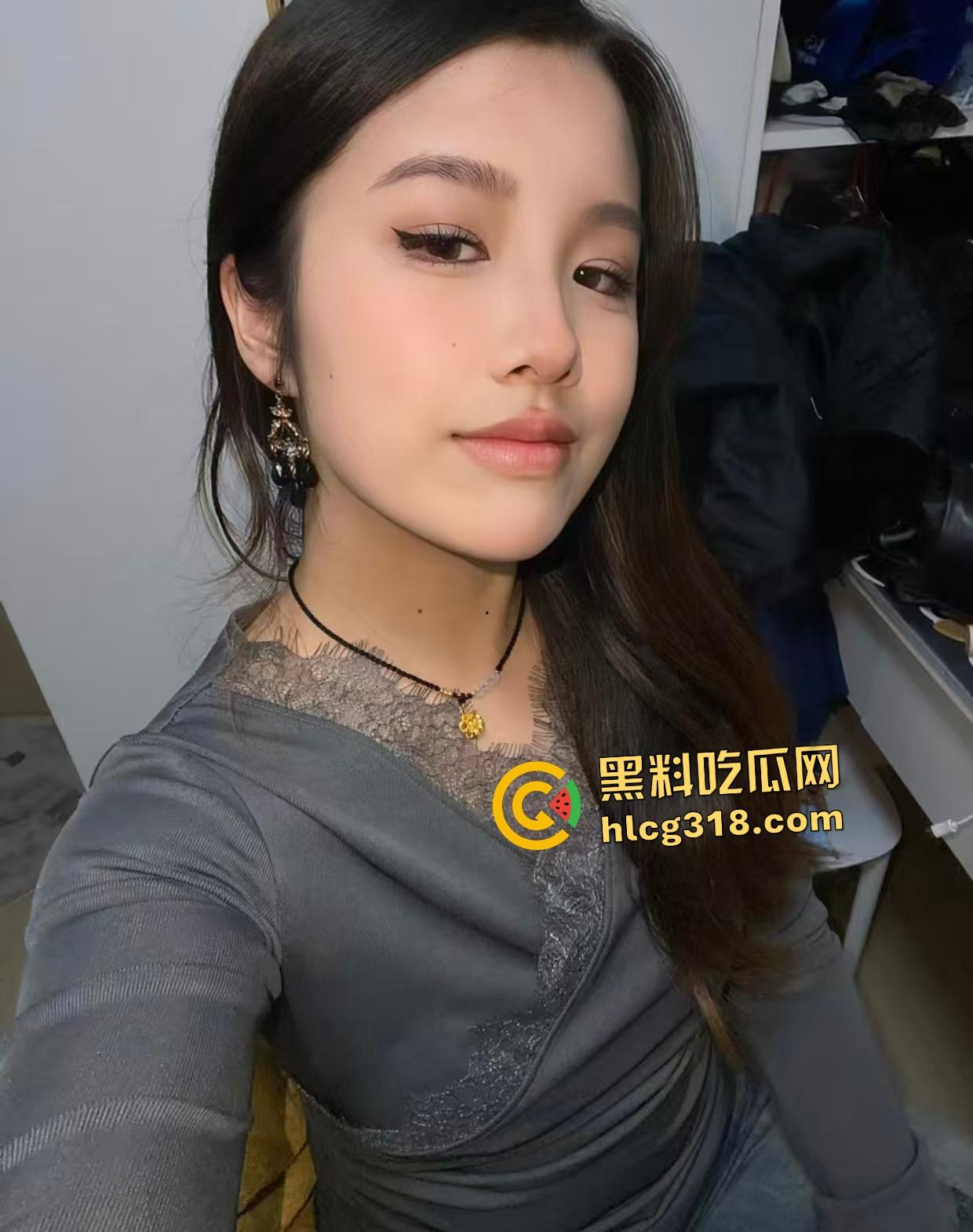 女友独自去酒吧喝醉坐别的男人腿上!裤子脱了插进去猛骑!一旁男的还趁机摸奶!-1