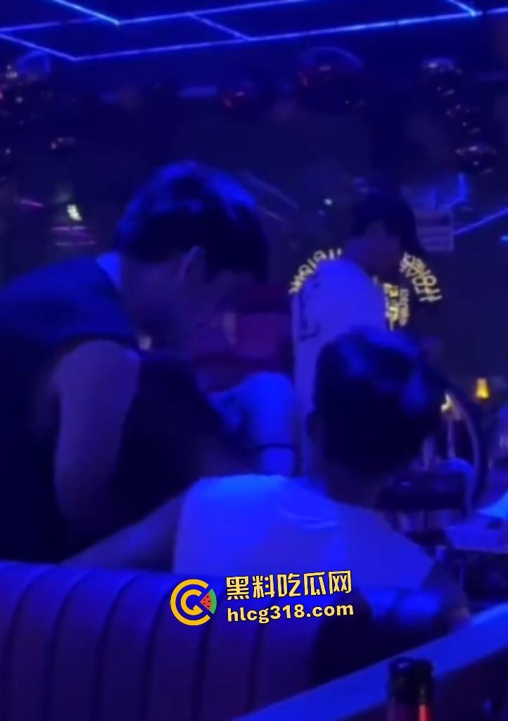 女友独自去酒吧喝醉坐别的男人腿上!裤子脱了插进去猛骑!一旁男的还趁机摸奶!-3