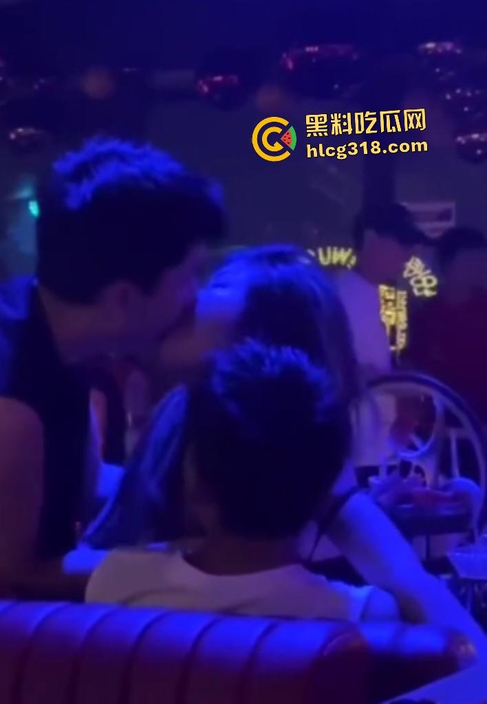 女友独自去酒吧喝醉坐别的男人腿上!裤子脱了插进去猛骑!一旁男的还趁机摸奶!-4