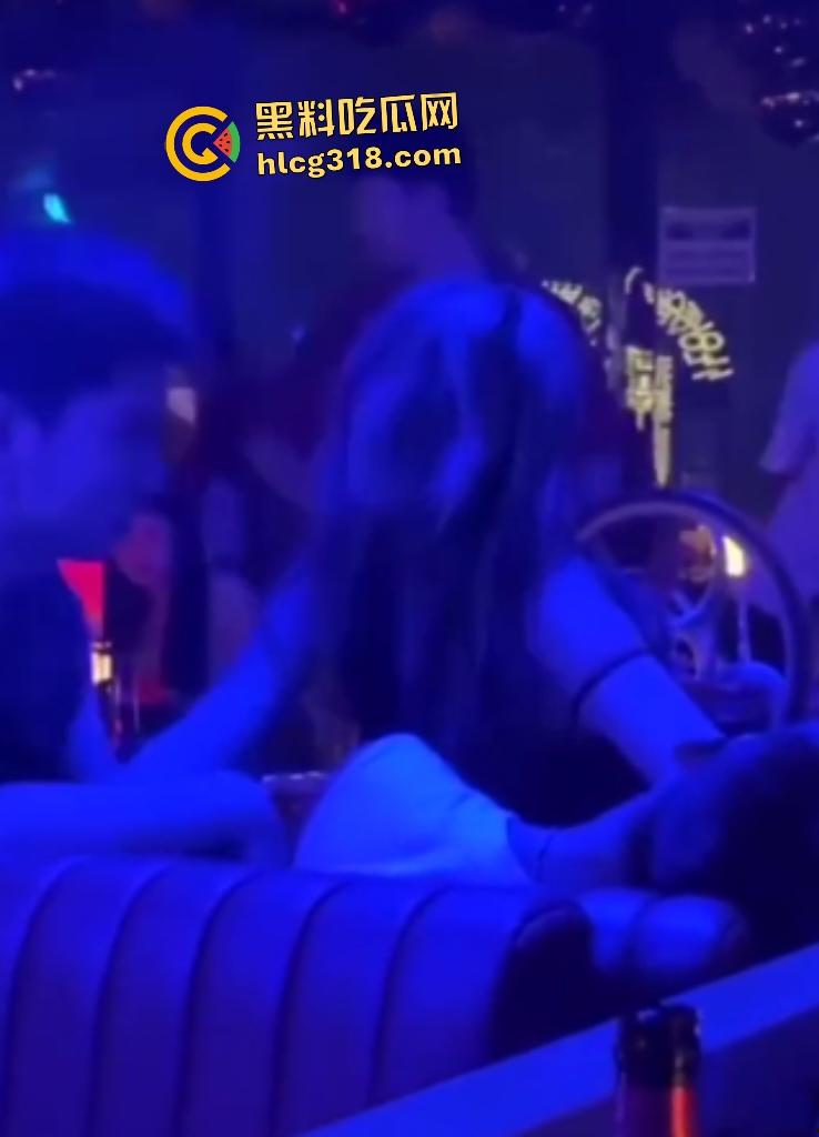 女友独自去酒吧喝醉坐别的男人腿上!裤子脱了插进去猛骑!一旁男的还趁机摸奶!-5