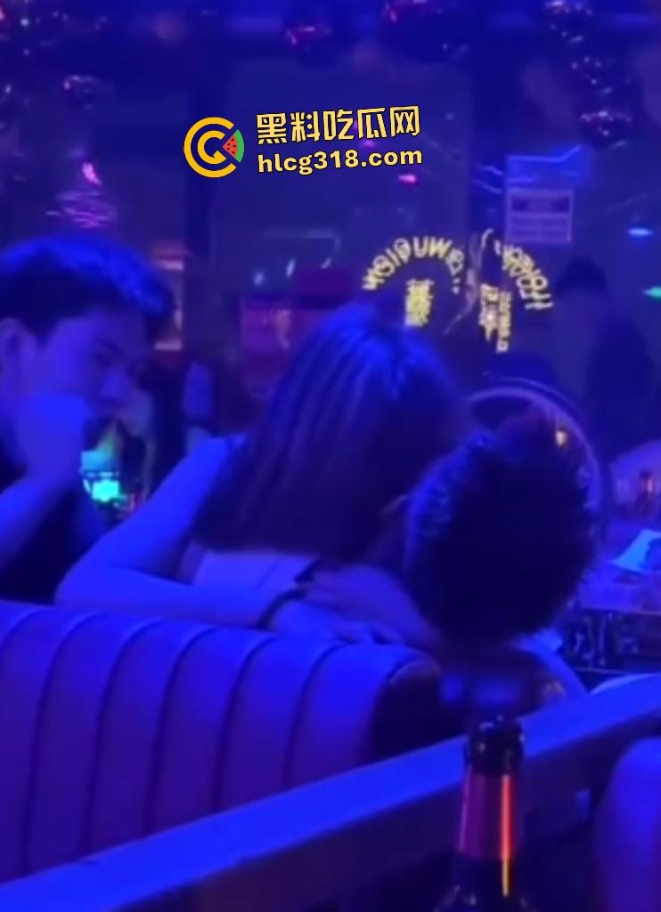 女友独自去酒吧喝醉坐别的男人腿上!裤子脱了插进去猛骑!一旁男的还趁机摸奶!-6