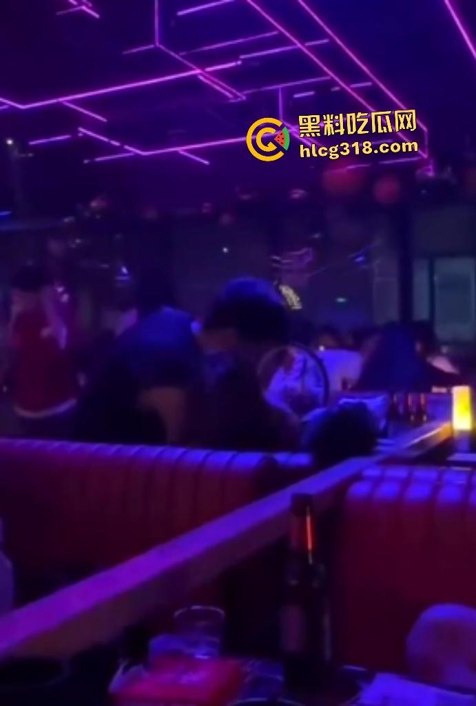 女友独自去酒吧喝醉坐别的男人腿上!裤子脱了插进去猛骑!一旁男的还趁机摸奶!-8