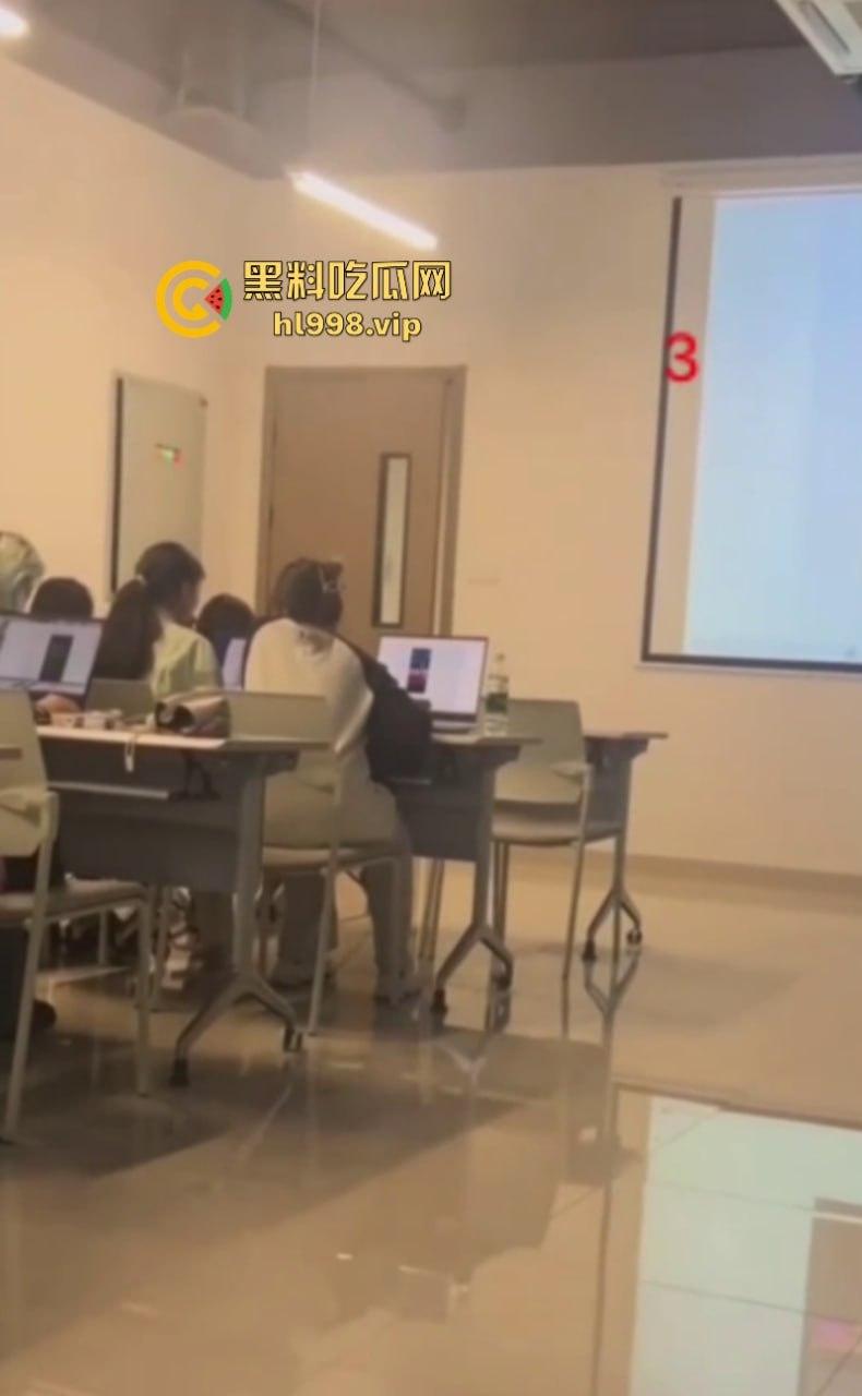 棒子欠削!浙大韩国外教在课堂上威胁中国女生不让毕业 一个西巴在中国地盘还敢撒野?-7