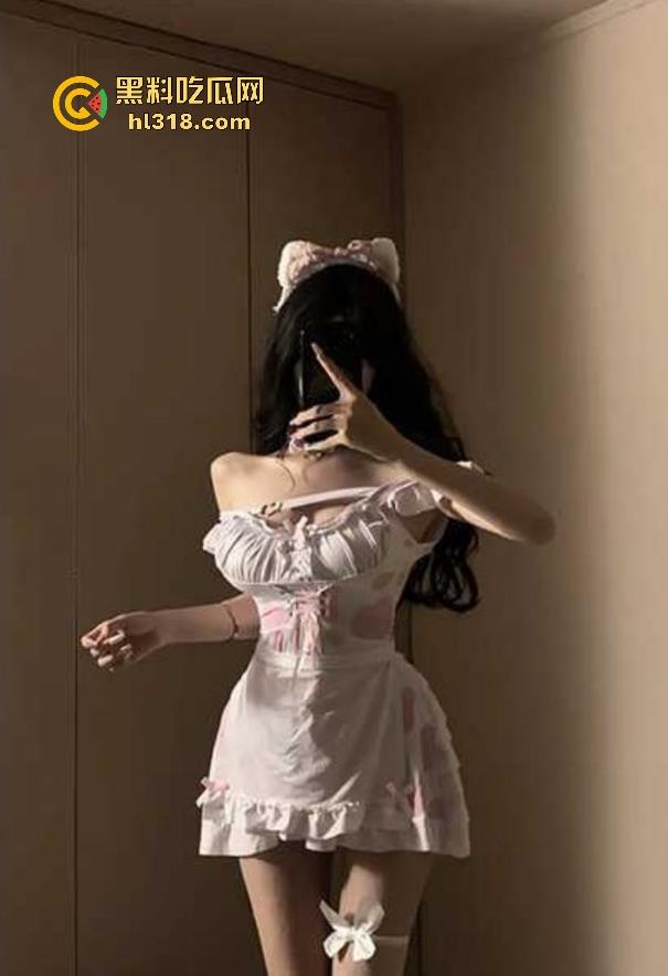 海角乱伦,夜袭寂寞表姐,揉弄美乳肥穴挑逗性欲,骚货饥渴难耐主动撅臀求操,直接无套上阵!-1