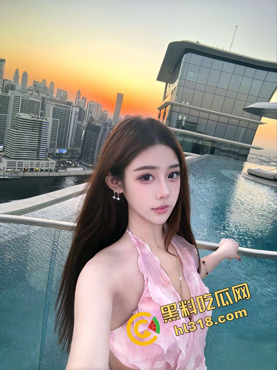 城里人真会玩,玻璃当镜子不够刺激?窗帘都懒得拉,女主直接对着玻璃开车,华为用户一键高清记录!-2