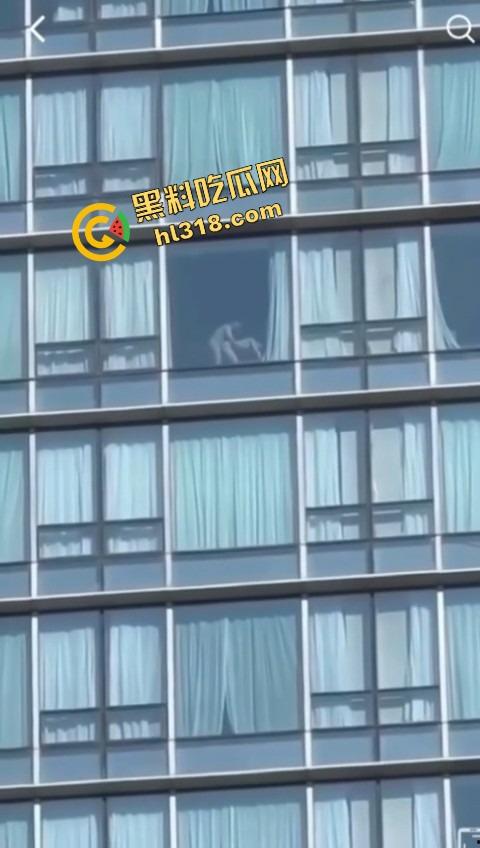 城里人真会玩,玻璃当镜子不够刺激?窗帘都懒得拉,女主直接对着玻璃开车,华为用户一键高清记录!-5