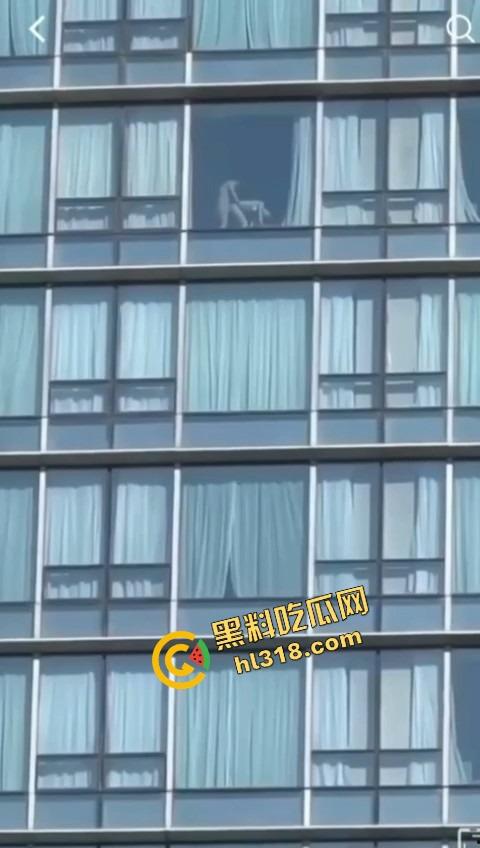 城里人真会玩,玻璃当镜子不够刺激?窗帘都懒得拉,女主直接对着玻璃开车,华为用户一键高清记录!-6