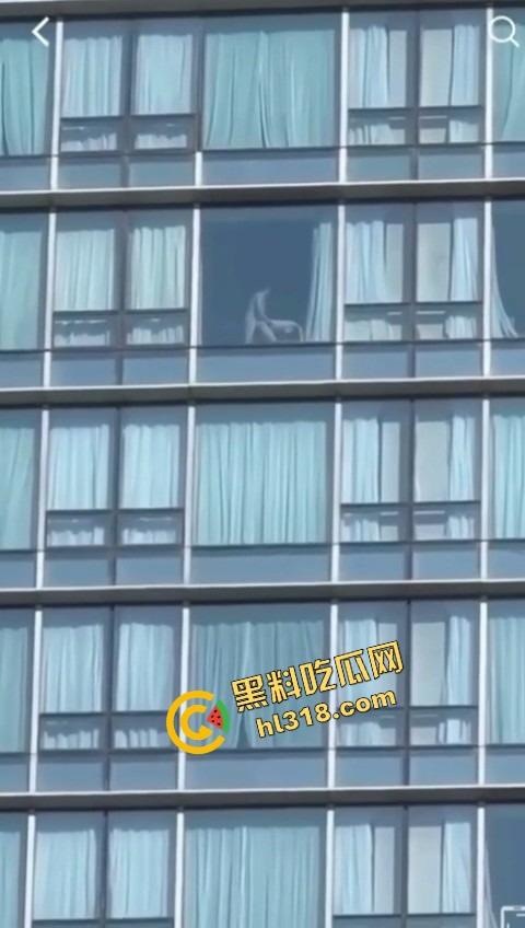 城里人真会玩,玻璃当镜子不够刺激?窗帘都懒得拉,女主直接对着玻璃开车,华为用户一键高清记录!-7