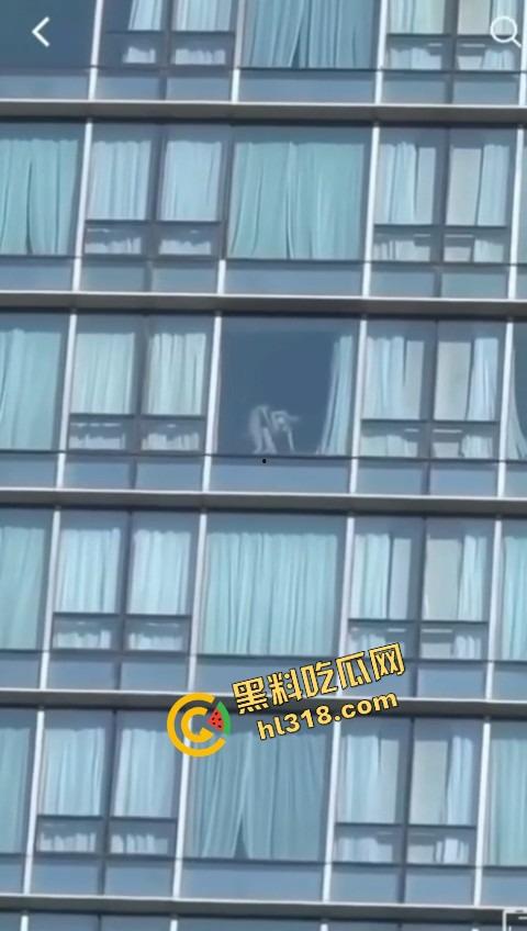 城里人真会玩,玻璃当镜子不够刺激?窗帘都懒得拉,女主直接对着玻璃开车,华为用户一键高清记录!-8