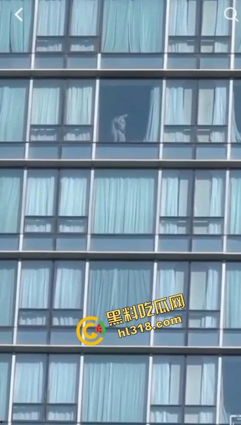 城里人真会玩,玻璃当镜子不够刺激?窗帘都懒得拉,女主直接对着玻璃开车,华为用户一键高清记录!-9