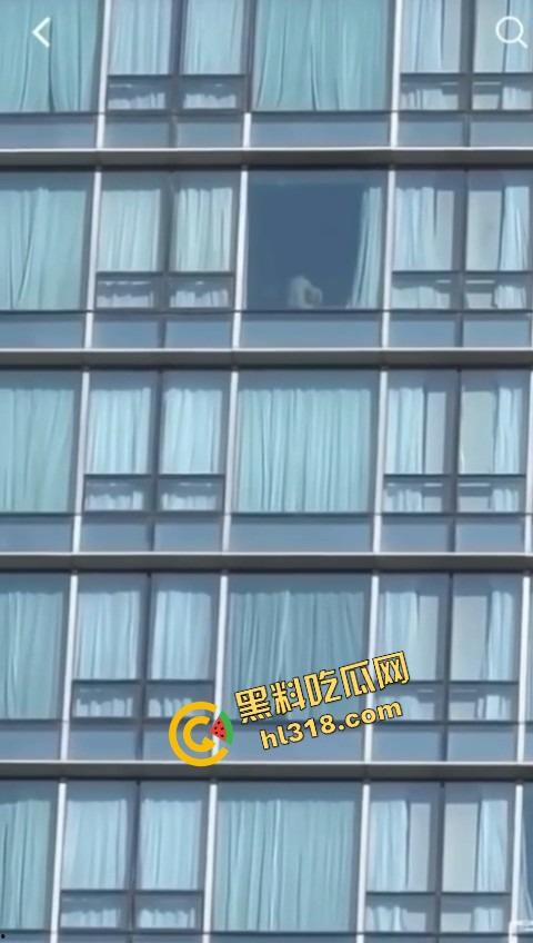 城里人真会玩,玻璃当镜子不够刺激?窗帘都懒得拉,女主直接对着玻璃开车,华为用户一键高清记录!-10