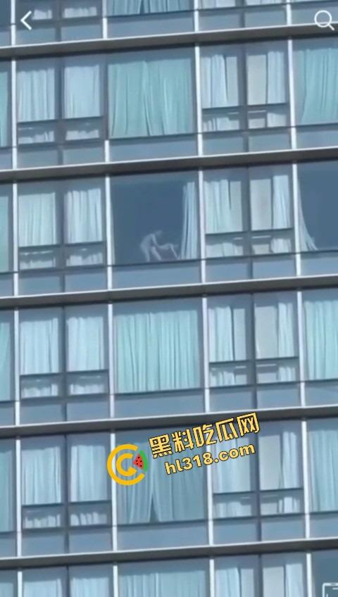 城里人真会玩,玻璃当镜子不够刺激?窗帘都懒得拉,女主直接对着玻璃开车,华为用户一键高清记录!-11