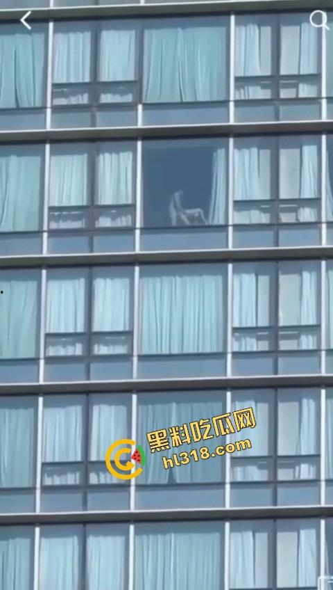 城里人真会玩,玻璃当镜子不够刺激?窗帘都懒得拉,女主直接对着玻璃开车,华为用户一键高清记录!-12