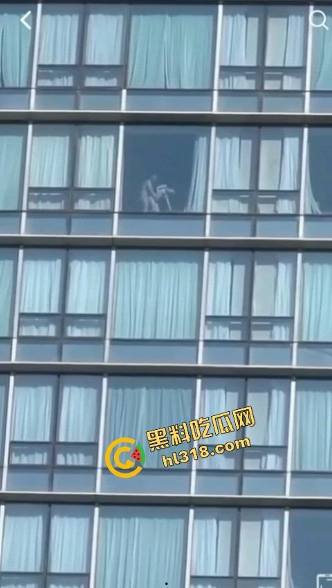 城里人真会玩,玻璃当镜子不够刺激?窗帘都懒得拉,女主直接对着玻璃开车,华为用户一键高清记录!-13