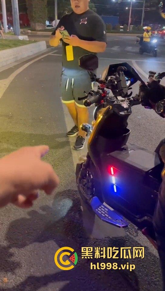 保安冒充警察,骑改装鬼火去查车,真以为鬼火少年都是低能儿?侮辱人也不带这么玩的!-8