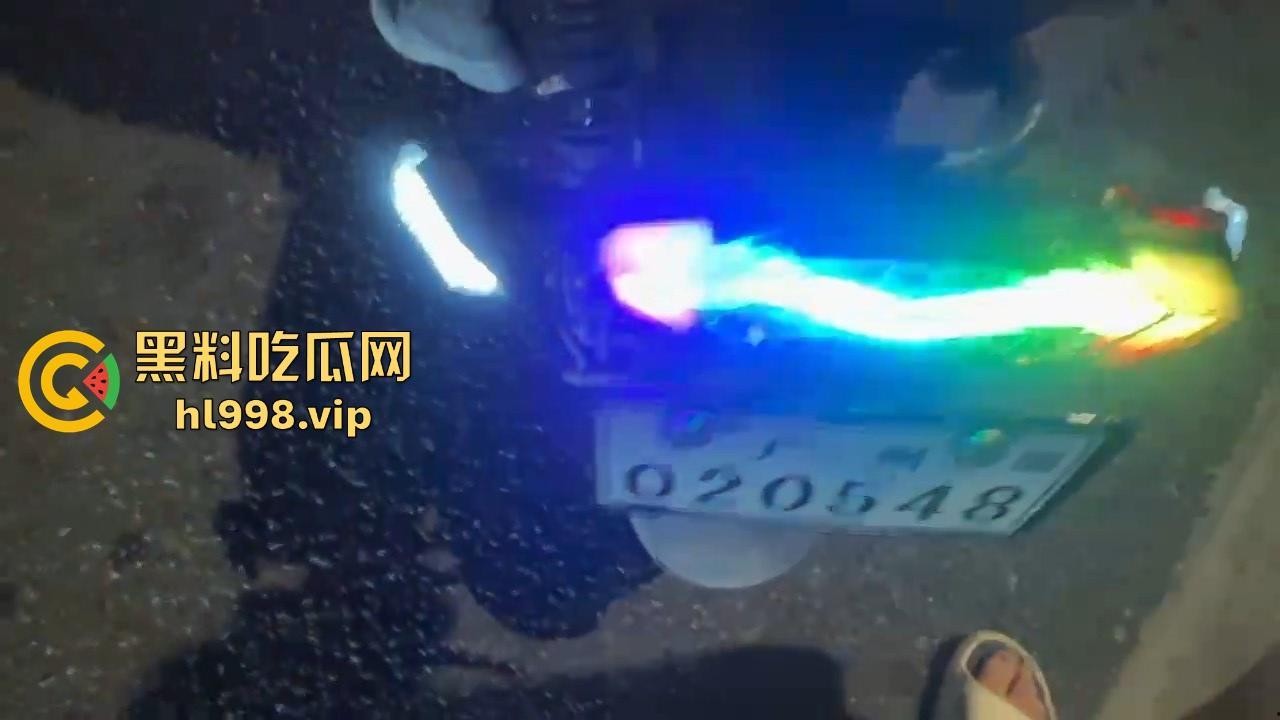 保安冒充警察,骑改装鬼火去查车,真以为鬼火少年都是低能儿?侮辱人也不带这么玩的!-9