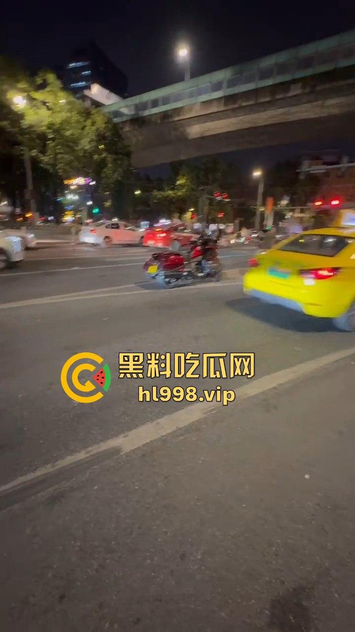 保安冒充警察,骑改装鬼火去查车,真以为鬼火少年都是低能儿?侮辱人也不带这么玩的!-11