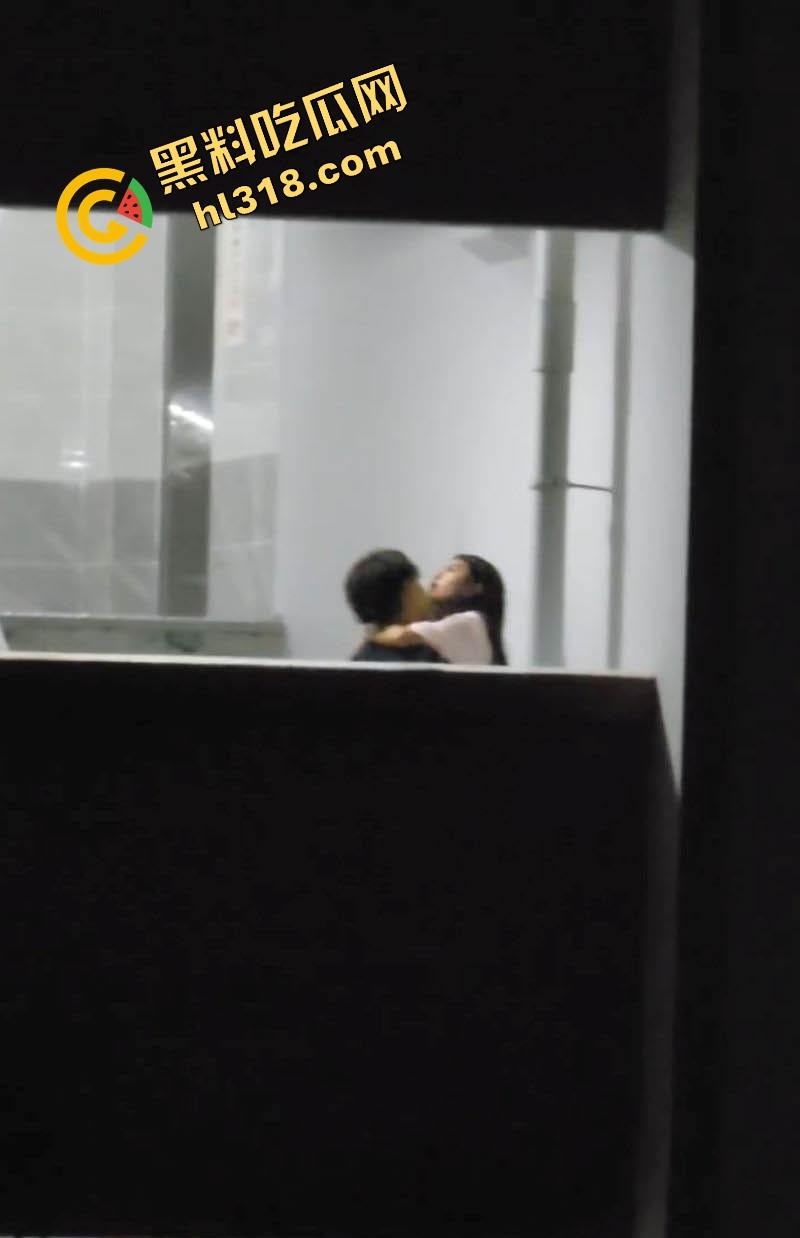 教学楼惊现激情直播,情侣课间角落舌吻互啃,男生手探裙底指尖猛扣小穴动作劲爆被全程录像直播!-7