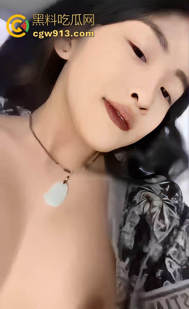 湖南沧州化妆师【尤文静】不雅视频曝光,为追前任自拍私密片,露脸自摸嫩穴勾引,自慰摩擦淫水四溅!-8