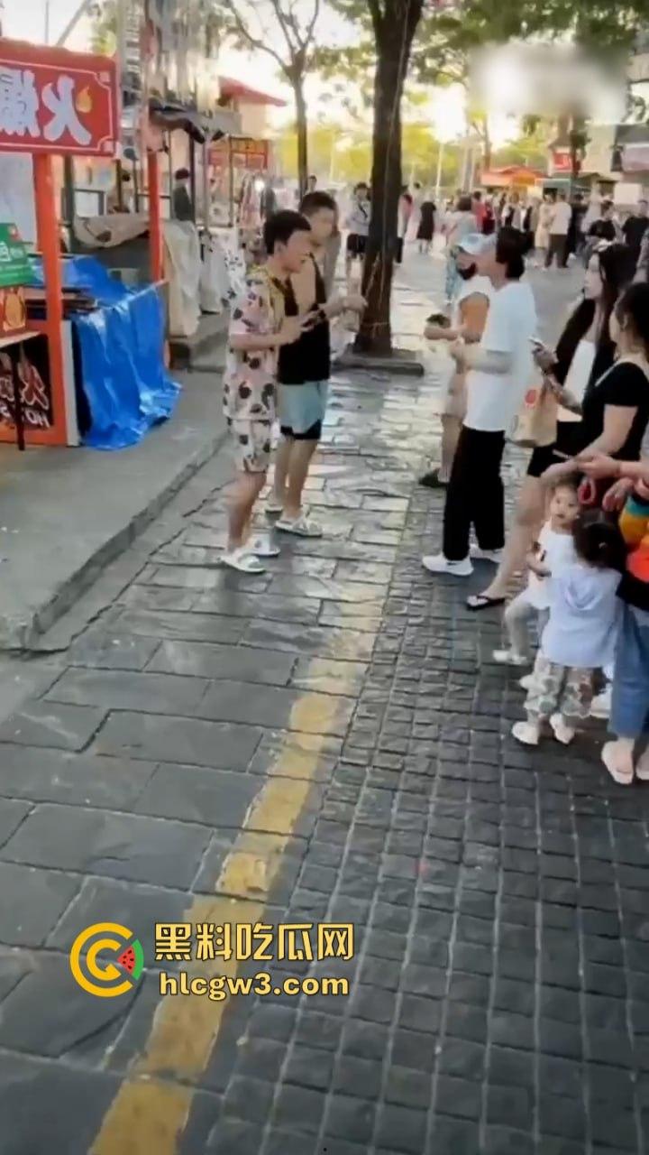 快手网红【祁天道】三亚户外直播 街边用竹签捅少女屁股 因诈骗入狱3年 出狱后毫无底线直播-13