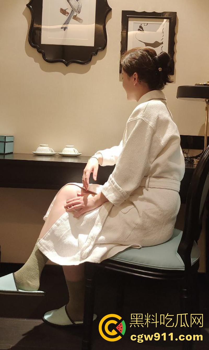 绿帽大神曝光翘臀老婆,超爱公园露出,曾塞着跳蛋逛街,寻找一位大屌猛男,渴望玩一次3p-2